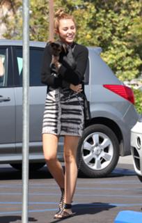 Miley Cyrus feet photo thumbnail