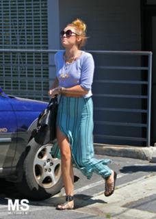 Miley Cyrus feet photo thumbnail