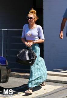 Miley Cyrus feet photo thumbnail