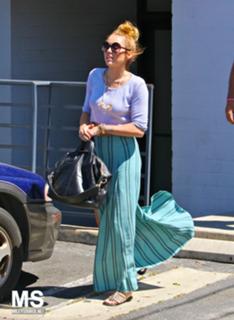 Miley Cyrus feet photo thumbnail