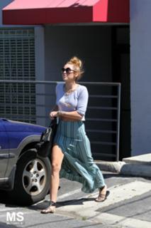 Miley Cyrus feet photo thumbnail