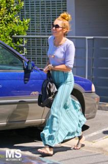 Miley Cyrus feet photo thumbnail