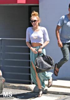 Miley Cyrus feet photo thumbnail