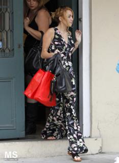 Miley Cyrus feet photo thumbnail