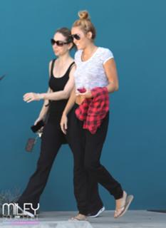 Miley Cyrus feet photo thumbnail