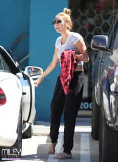 Miley Cyrus feet photo thumbnail