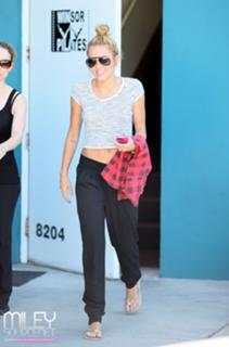Miley Cyrus feet photo thumbnail