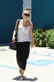 Miley Cyrus feet photo thumbnail