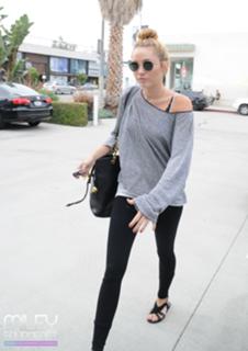 Miley Cyrus feet photo thumbnail