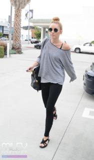 Miley Cyrus feet photo thumbnail