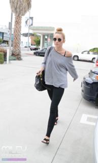 Miley Cyrus feet photo thumbnail