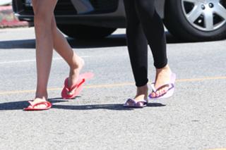 Miley Cyrus feet photo thumbnail