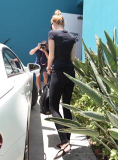 Miley Cyrus feet photo thumbnail