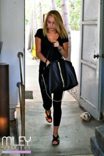 Miley Cyrus feet photo thumbnail