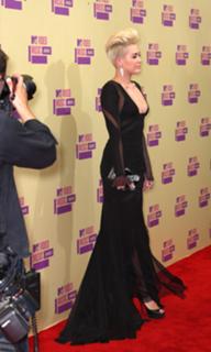 Miley Cyrus feet photo thumbnail