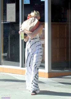 Miley Cyrus feet photo thumbnail