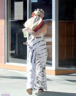 Miley Cyrus feet photo thumbnail