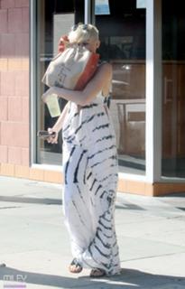 Miley Cyrus feet photo thumbnail