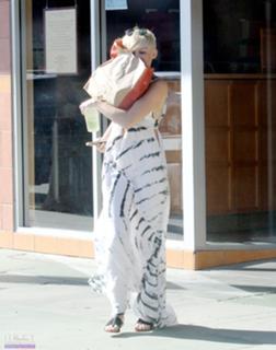 Miley Cyrus feet photo thumbnail