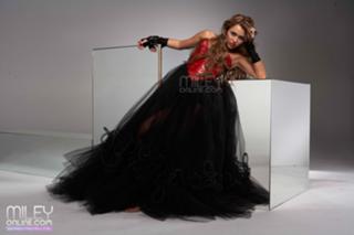 Miley Cyrus feet photo thumbnail