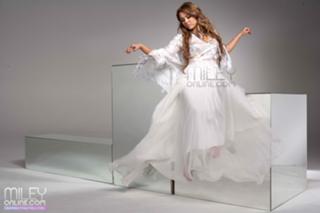 Miley Cyrus feet photo thumbnail