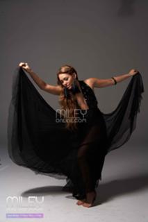 Miley Cyrus feet photo thumbnail