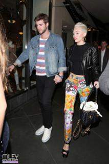 Miley Cyrus feet photo thumbnail