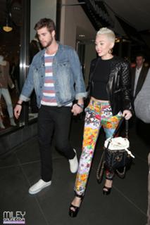 Miley Cyrus feet photo thumbnail