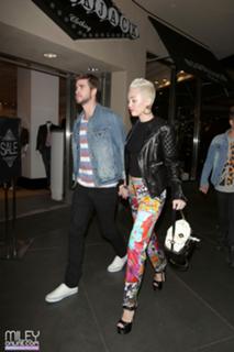 Miley Cyrus feet photo thumbnail