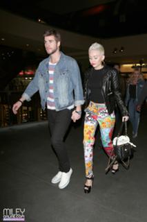 Miley Cyrus feet photo thumbnail