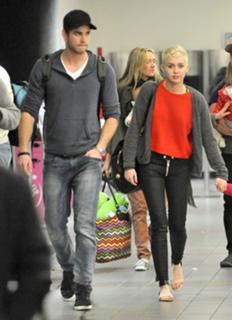 Miley Cyrus feet photo thumbnail