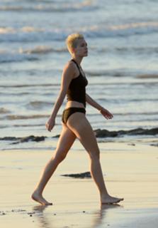 Miley Cyrus feet photo thumbnail