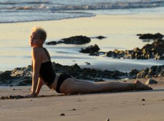 Miley Cyrus feet photo thumbnail