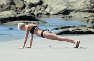 Miley Cyrus feet photo thumbnail