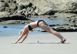 Miley Cyrus feet photo thumbnail