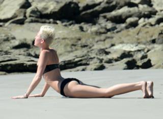 Miley Cyrus feet photo thumbnail