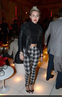 Miley Cyrus feet photo thumbnail