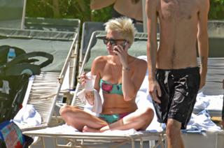 Miley Cyrus feet photo thumbnail