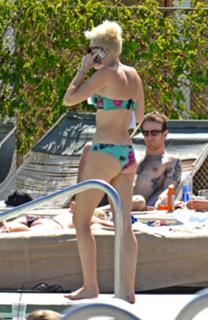 Miley Cyrus feet photo thumbnail