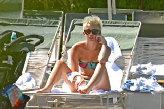 Miley Cyrus feet photo thumbnail