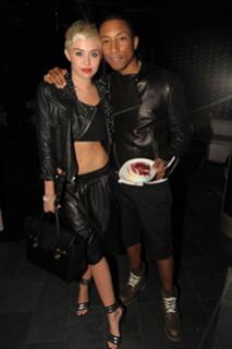 Miley Cyrus feet photo thumbnail