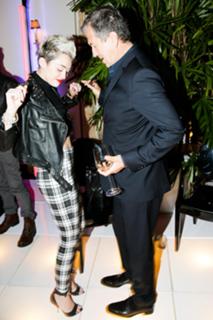 Miley Cyrus feet photo thumbnail