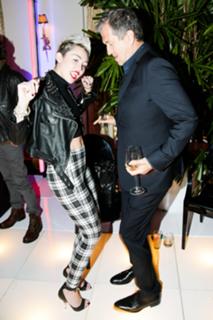 Miley Cyrus feet photo thumbnail