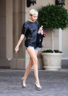Miley Cyrus feet photo thumbnail