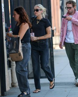 Miley Cyrus feet photo 8