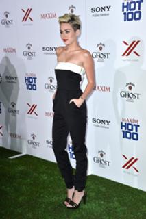 Miley Cyrus feet photo thumbnail