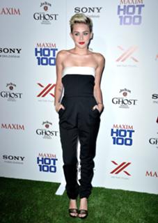 Miley Cyrus feet photo thumbnail