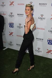 Miley Cyrus feet photo thumbnail