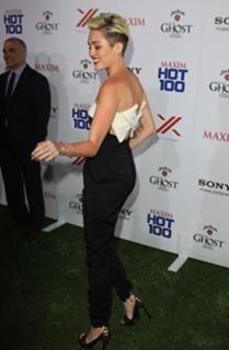 Miley Cyrus feet photo thumbnail