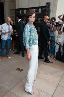 Milla Jovovich feet photo thumbnail